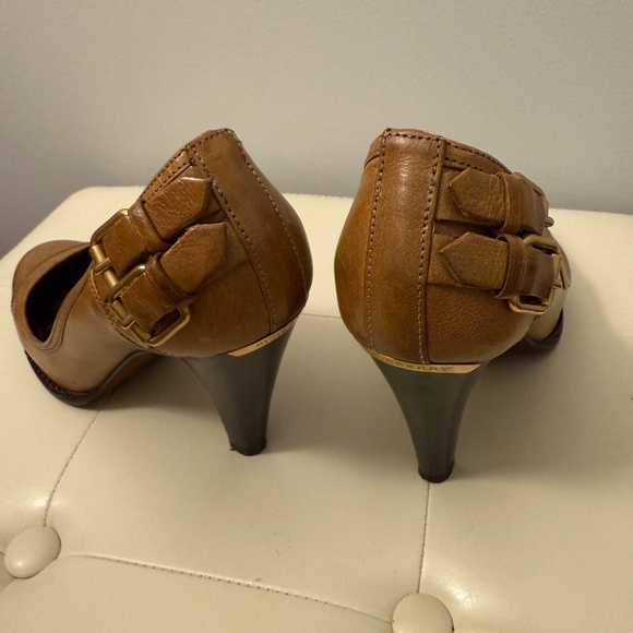 Burberry Platform Leather Pumps, Taupe, size 6.5 - Picture 4 of 10